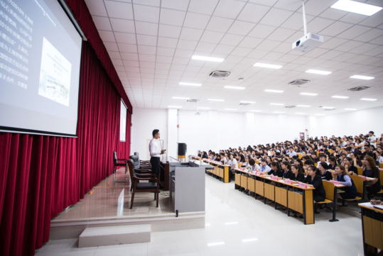 首期銷售顧問班學員認真學習專業課程