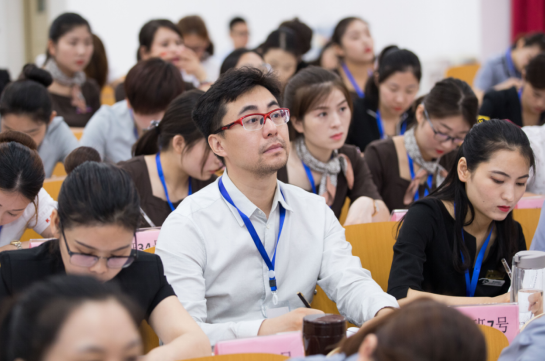 首期銷售顧問班學員認真學習專業課程